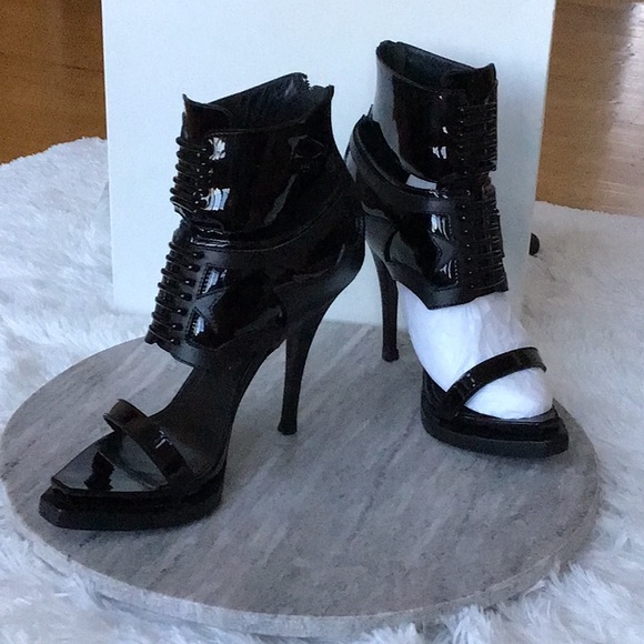 GIVENCHY BLACK PATENT AND MATTE LEATHER CALFSKIN PUMPS. - Picture 11 of 14